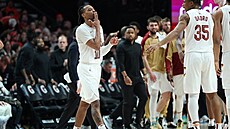 Darius Garland z Cleveland Cavaliers slaví ko� proti Portland Trail Blazers.