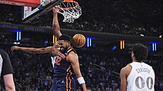 Karl-Anthony Towns z New York Knicks zakonuje proti Dallas Mavericks.