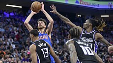 Chet Holmgren z Oklahoma City Thunder zakon�uje proti Sacramento Kings.