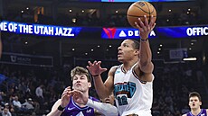 Desmond Bane z Memphis Grizzlies se tal�í kolem Kylea Filipowského z Utah Jazz.