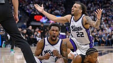 Malik Monk (vlevo) a Devin Carter Sacramento Kings reagují na výrok rozhod�ího...