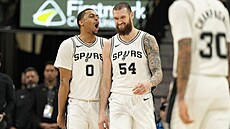 Keldon Johnson a Sandro Mamukela�vili ze San Antonio Spurs slaví v zápase s New...