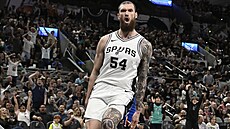 Sandro Mamukela�vili ze San Antonio Spurs slaví v zápase s New York Knicks.