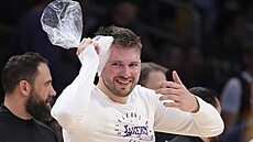 Luka Don�i� z LA Lakers si leduje hlavu v utkání s Denvere Nuggets.