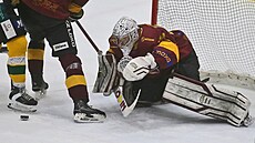 Jihlavský branká� Adam Beran se sna�í dostat k puk v semifinálovém zápase se...