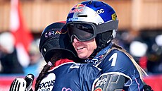 Ester Ledecká objímá Bulharku Malenu Zamfirovovou na MS ve snowboardingu.