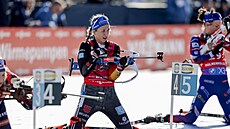 N�mecká biatlonistka Franziska Preussová na st�elnici b�hem hromadného závodu...