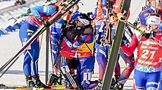 N�mecká biatlonistka Franziska Preussová objímá v cíli hromadného závodu Lou...