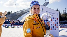 Franziska Preussová s glóbem za triumf v biatlonovém Sv�tovém poháru.