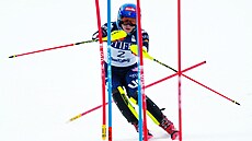 Americká ly�a�ka Mikaela Shiffrinová b�hem prvního kola slalomu v Sun Valley.