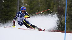 Americká ly�a�ka Mikaela Shiffrinová b�hem prvního kola slalomu v Sun Valley.