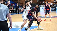 Ryland Holt z Nymburka brání Jordana Browna z Basketu Brno.
