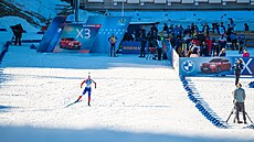 Lucie Charvátová vyrá�í do sprintu na Holmenkollenu, za ní se na start chystá...