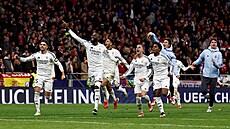 Fotbalisté Realu Madrid slaví výhru nad Atléticem Madrid v Lize mistr�.