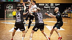 Karvintí házenkái brání ve tvrtfinále útok Frýdku-Místku.