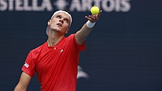 Jakub Men�ík podává ve �tvrtfinále turnaje v Miami.