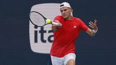 Jakub Men�ík hraje forhend ve �tvrtfinále turnaje v Miami.