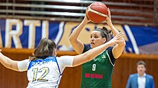 Michaela Vacková ze SB� Ostrava hledá prostor pro p�ihrávku kolem bránící...