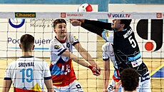 Ostravský univerzál Jakub Pelikán sleduje p�ihrávku libera Jakuba Moty�ky.