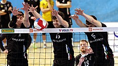 Mladíci volejbalist� Black Volley Beskydy v akci - ostravský útok blokují...
