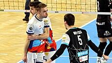 Ostrav�tí volejbalisté Lubomír Mazoch, Jakub Chwastyk a Jakub Moty�ka se radují...