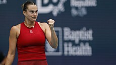 Aryna Sabalenková slaví ve finále turnaje v Miami.