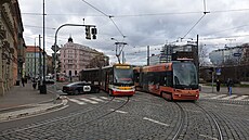 Nehoda. �idi� taxíku Bolt na T�nov� 11. ledna projí�d�l u� na �ervenou.