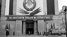 D�m U Hybern� �asto slou�il jako výstavní prostor. Na snímku z roku 1952 hostil...