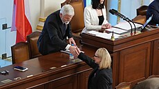 Ministryn obrany Jana ernochová se vítá s prezidentem Petrem Pavlem ve...