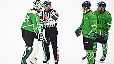 Mladoboleslavský brankář Dominik Furch diskutuje s rozhodčím po sporně uznaném...