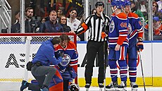 Otesený branká Edmontonu Stuart Skinner v péi lékae v utkání s Dallasem.