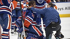 Ot�esený branká� Edmontonu Stuart Skinner v pé�i léka�e v utkání s Dallasem.