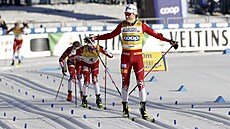 Norský ly�a� Johannes Hösflot Klaebo slaví triumf v závod� na 50 km klasicky ve...