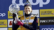 Norský ly�a� Johannes Hösflot Klaebo pózuje s k�i��álovým glóbem za celkové...