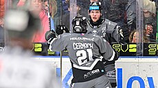 Karlovarský Vít Jiskra slaví s Ji�ím �ernochem gól proti brn�nské Komet�.