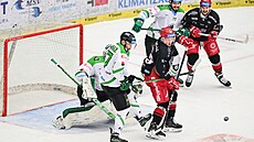 Puk letí do boleslavské branky po st�ele hradeckého kapitána Tomá�e Pavelky.