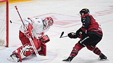 Sparťan Aaron Irivnig proměňuje trestné střílení proti třineckému Ondřeji...