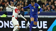 Francouzský útoník Kylian Mbappé (vpravo) bojuje o mí s Chorvatem Lukou...