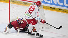 T�inecký Michal Teplý p�ekonává branká�e Jakuba Ková�e ze Sparty.