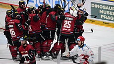 Sparantí hokejisté oslavují postup do semifinále pes Tinec.
