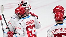 Třinecký obránce Martin Jandus utěšuje brankáře Ondřeje Kacetla po vyřazení ve...