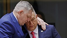 Slovenský premiér Robert Fico hovoí s maarským premiérem Viktorem Orbánem...