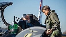 Prezident �eské republiky Petr Pavel si p�i st�ede�ní náv�t�v� firmy na...