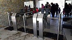 V�t�ina �eských zoo se chrání p�ed nákazou také dezinfek�ními roho�emi. P�es n�...
