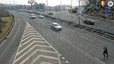 Okradl �enu o telefon a utíkal s ním p�es dálnici. Policie ho pozd�ji zadr�ela