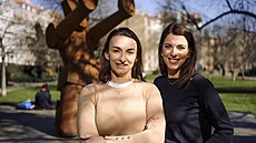 Lucie Bá�ová (v tmavém) a Kristýna Cejnarová, zakladatelky firmy MUMDOO. (19....