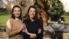 Lucie Bá�ová (v tmavém) a Kristýna Cejnarová, zakladatelky firmy MUMDOO. (19....