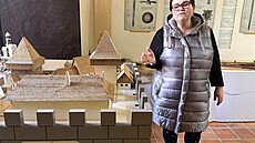 V�ra Doubravová z ratajského infocentra ukazuje model dvorce, který se...