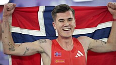 Jakob Ingebrigtsen slaví vítzství na halovém mistrovství svta.
