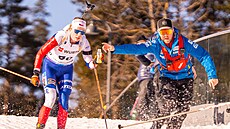 Jessica Jislová se ob�erstvuje b�hem stíhacího závodu na Holmenkollenu.